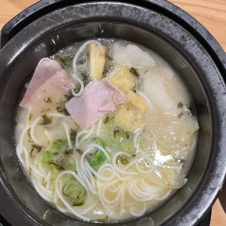 Tomato Basa Fish Sliced Rice Noodles 番茄巴沙鱼米线