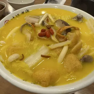Chicken Soup Rice Noodles with Chicken Leg 鸡汤米线