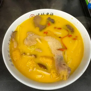 Fish Maw Chicken Rice Noodle Soup 花胶鸡汤米线