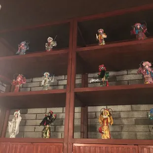 The models of Peking Opera actors on the shelves also highlight the unique understanding of beauty in traditional Chinese culture.