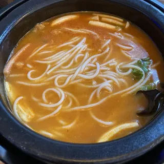 4. / Beef Slices Rice Noodle with Tomato Soup