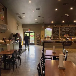 Lots of call-in/pick-up business observed, while I ate my breakfast taco.