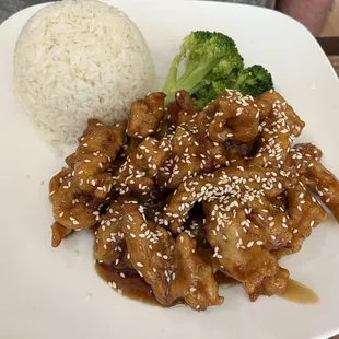 L9. Sesame Chicken Lunch