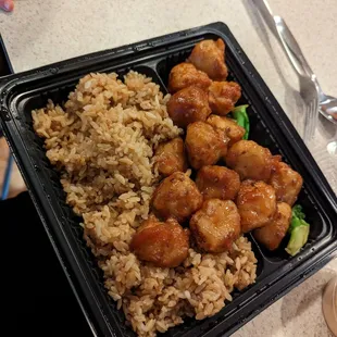 a meal of chicken, rice, and broccoli