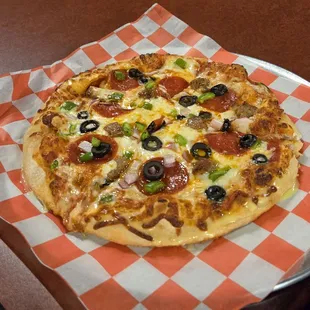 The is the Percy Priest Pizza. Tomato sauce, Mozzarella, pepperoni, sausage, olive, green pepper and onion. Nice and cheesy. ( 7.2/10 )