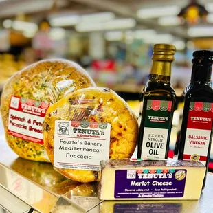 Foccacia bread with olive oil and merlot cheese