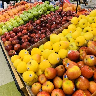 a display of apples and lemons