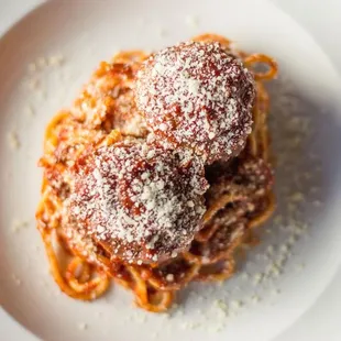 a plate of spaghetti and meatballs