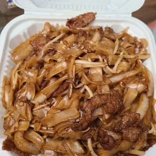 Beef chow fun with onions and bean sprouts - 3/2024