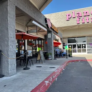 the outside of a restaurant