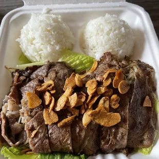 Steak roll with garlic chips