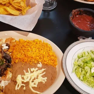 Shrimp fajitas with mushrooms and cheese sauce.