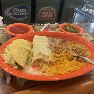 No 18 combo, incredible burrito , fresh taco, everything was amazing honestly, quick, hot and fresh. ask for Eligio.