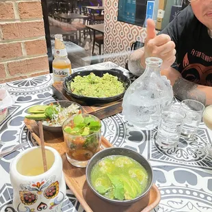 Coctel de camarón, aguachile, ceviche, guacamole, espresso martini, painkiller
