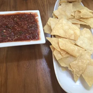 Chips y Salsa de Molcajete