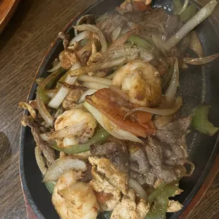 Chicken, shrimp and steak fajitas with flour tortillas
