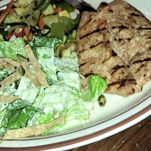Grilled chicken, veggies and salad