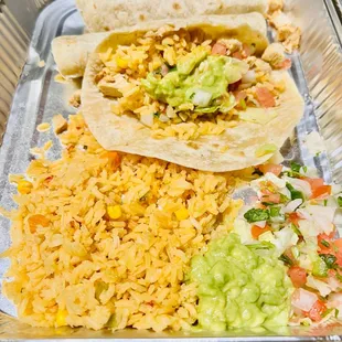 Tacos al Carbón served with Spanish rice, guacamole, and pico de galló.