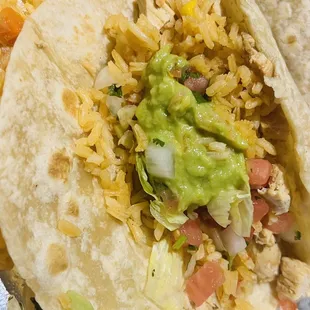 Tacos al Carbón served with Spanish rice, guacamole, and pico de galló.