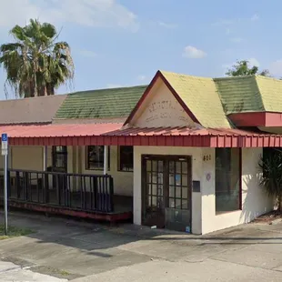 the outside of the restaurant