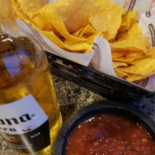 Chips, salsa, Corona