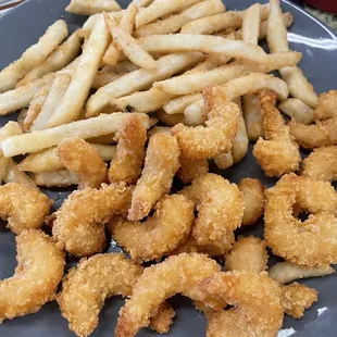 Fried shrimp plate with French fries