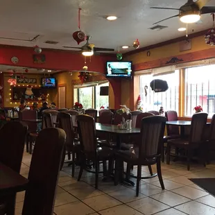 Dining area between the entries.