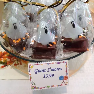 These are the cutest ghosts.