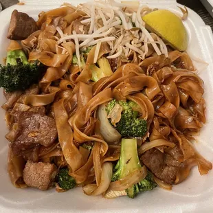 N2. Pad See Ew with Beef added onions