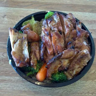 a bowl of chicken, broccoli and carrots