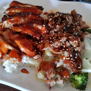 Chicken and beef combo plate with stir-fried vegetable side