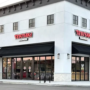 (･‿･) /ﾟLet's go in!  Just opened here in the neighborhood 07/25. Located next to Winn-Dixie on the corner of Race Track Rd/US1.