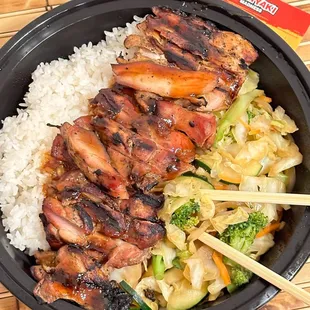 (･‿･) /ﾟLarge Chicken Teriyaki Bowl with White Rice and Veggies.