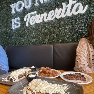 cachapas ternerita y cochino frito