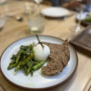 Burrata con asparagi - bland