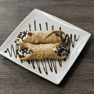 2 Cannolis