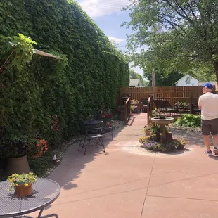 Back terrace for readers