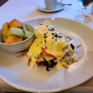 The Pittsburgh city Benedict was bland. Sauce tastes like mayo. I asked for a side of fruit but sadly it was just melon type fruit.