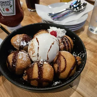 FRIED OREOS W/ VANILLA ICE CREAM- amazing