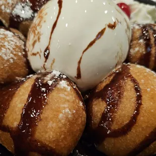 FRIED OREOS W/ VANILLA ICE CREAM - amazing