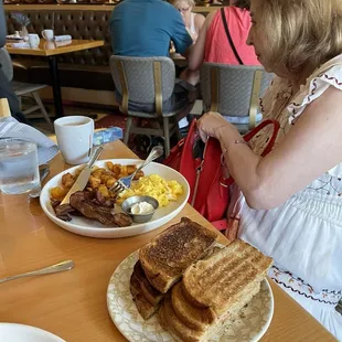 Beatriz having Breakfast