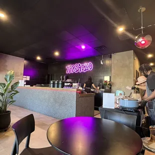 Inside with pop up Ming&apos;s Da