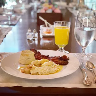 Beeakfast is served!