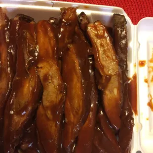 a tray of ribs and gravy