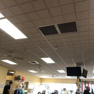 Giant room with multiple machines and beds available. Great team at this location!