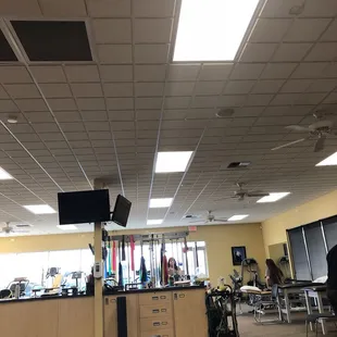 Giant room with multiple machines and beds available. Great team at this location!