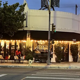 the outside of a restaurant at night
