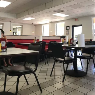 Lots of room! Locally owned and operated. Great spot for breakfast and lunch.