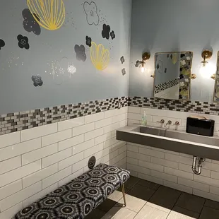 cool bathroom decor....and its clean!