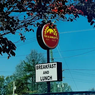 a breakfast and lunch sign